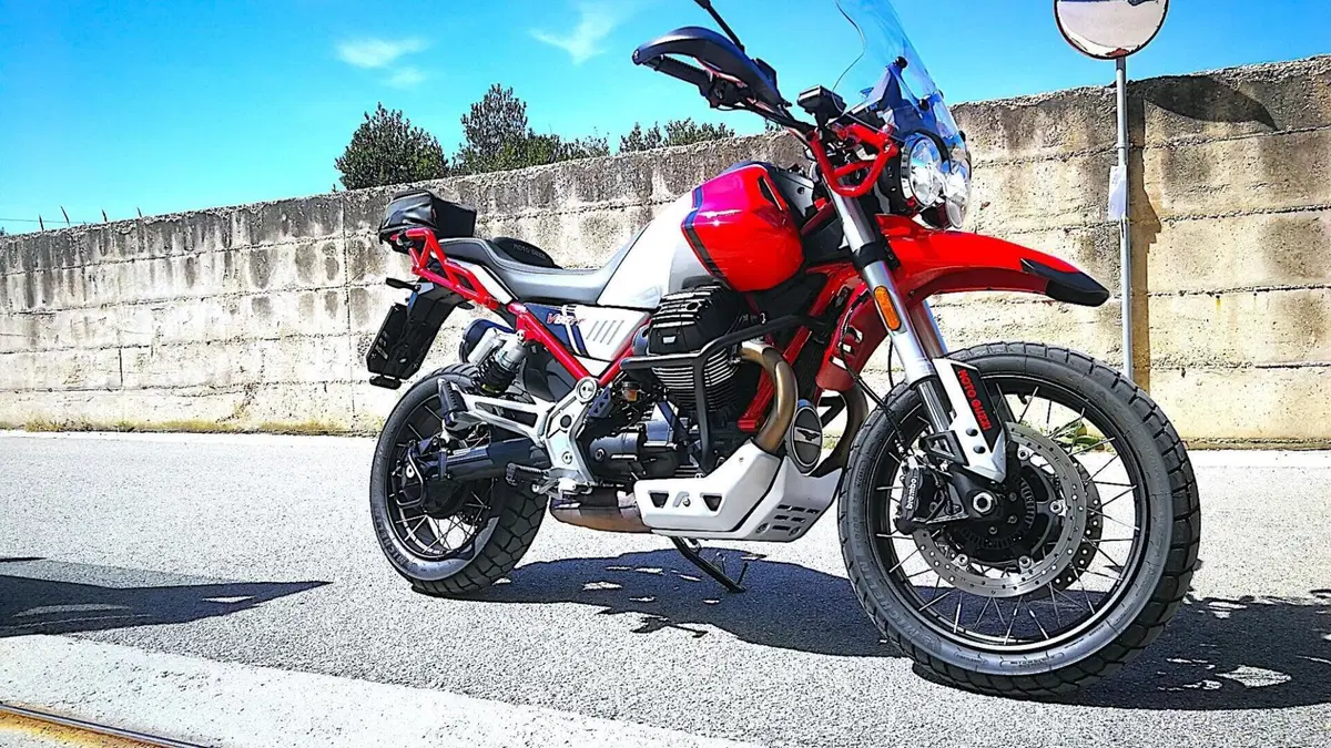 Moto Guzzi V85 TT Evocative Graphics (2021 - 23)  (2)