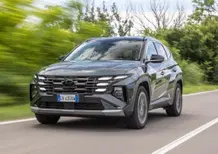Hyundai Tucson 2025: ritocchi fuori, tutta nuova dentro, e dov'è finito il cambio?