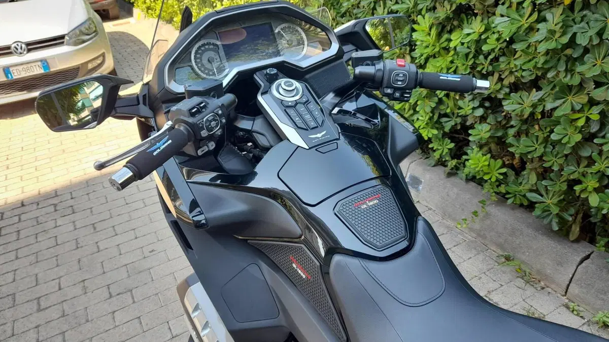 Honda GL 1800 Gold Wing Tour (2020)  (6)