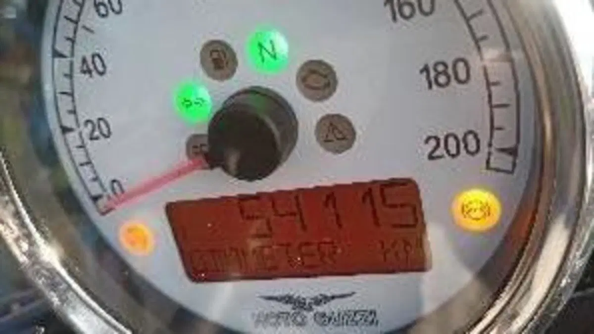 Moto Guzzi V9 Roamer (2016 - 18)  (4)