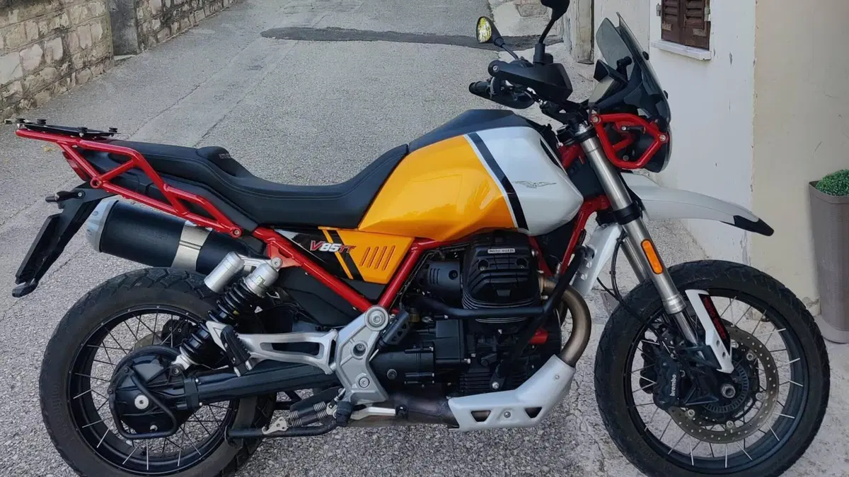Moto Guzzi V85 TT Evocative Graphics (2021 - 23) 