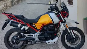 Moto Guzzi V85 TT Evocative Graphics (2021 - 23) 