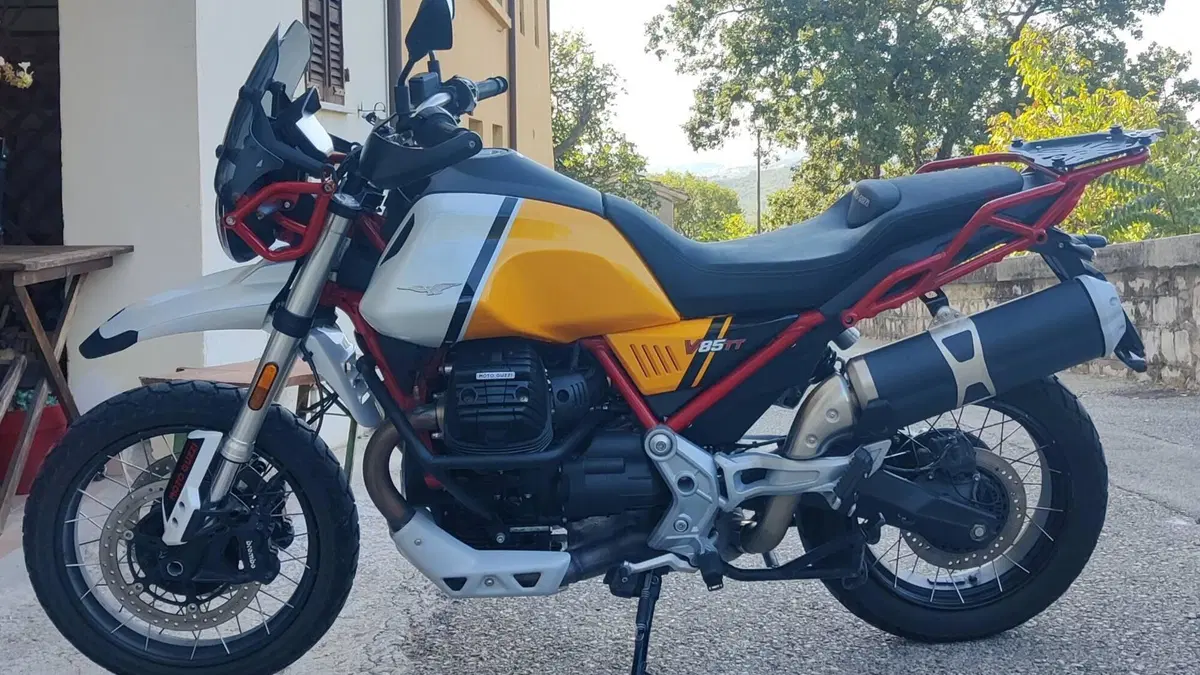 Moto Guzzi V85 TT Evocative Graphics (2021 - 23)  (2)