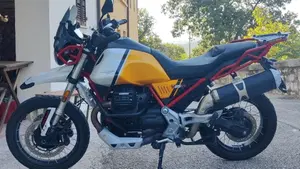Moto Guzzi V85 TT Evocative Graphics (2021 - 23)  (2)