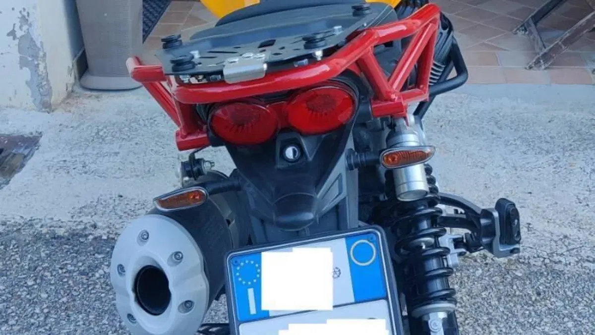 Moto Guzzi V85 TT Evocative Graphics (2021 - 23)  (4)