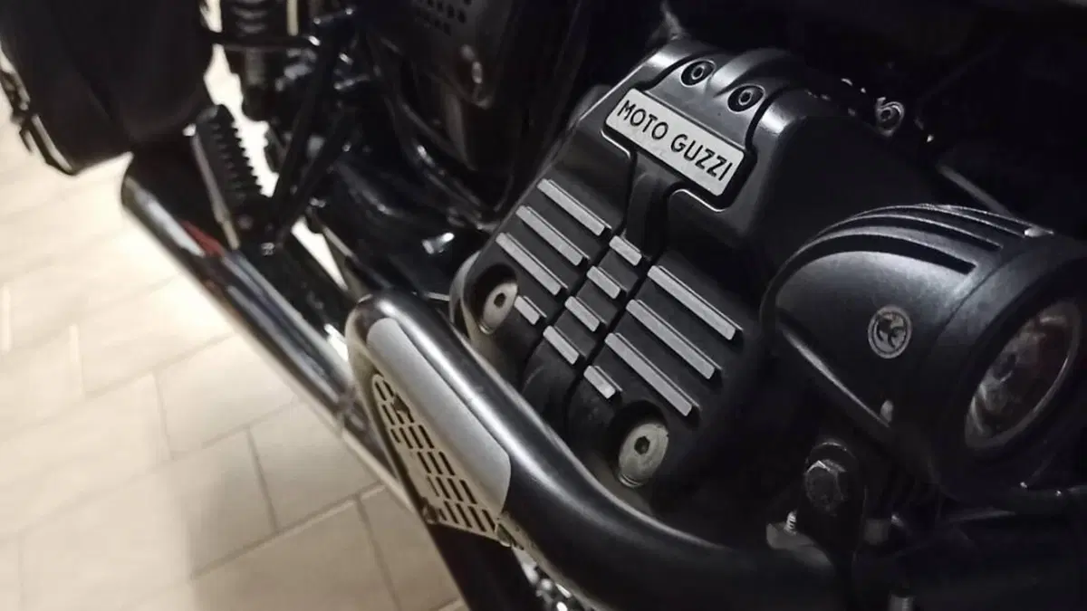 Moto Guzzi V9 Roamer (2016 - 18)  (5)