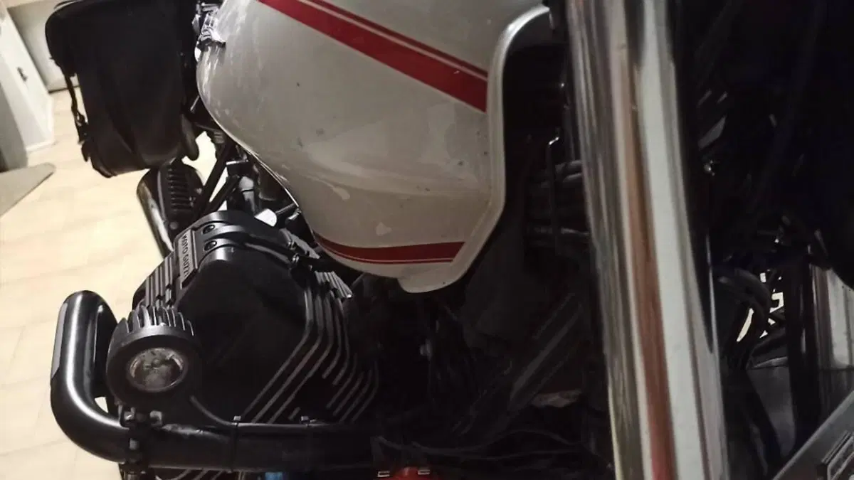 Moto Guzzi V9 Roamer (2016 - 18)  (8)