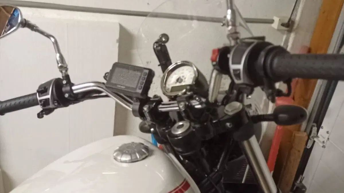 Moto Guzzi V9 Roamer (2016 - 18)  (13)