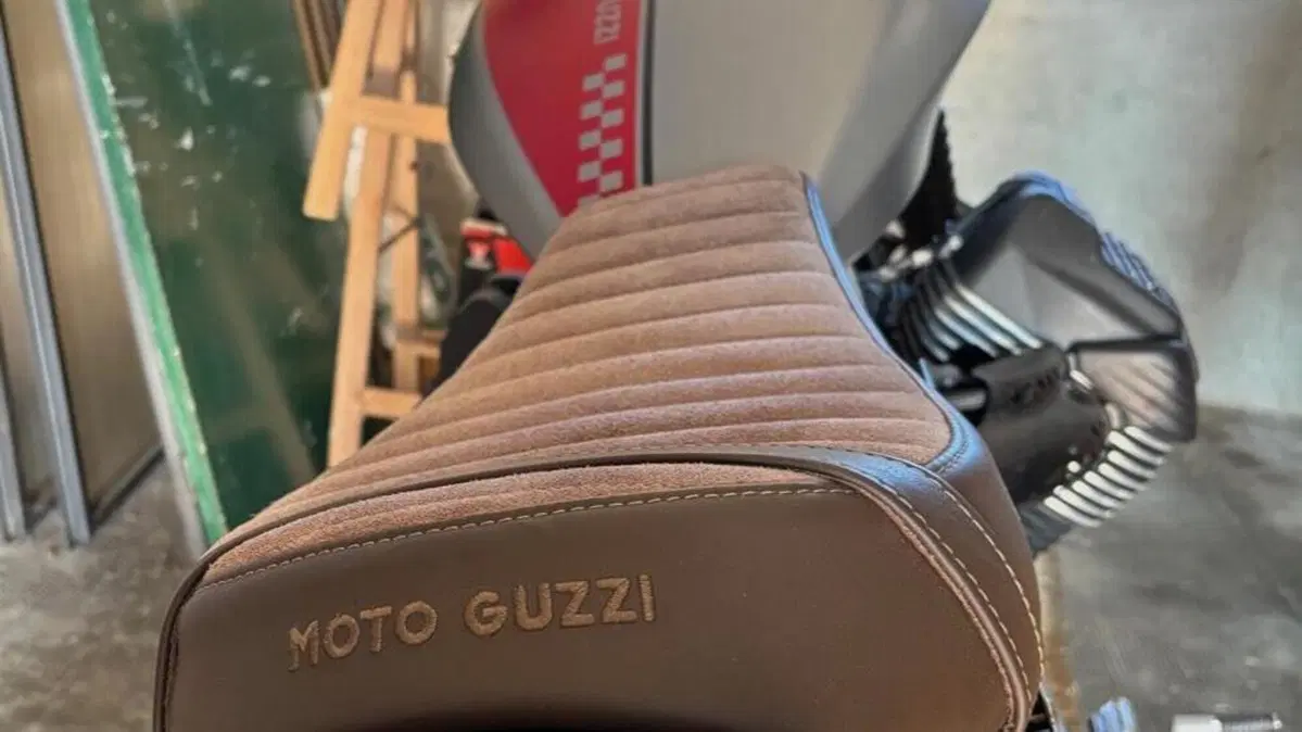 Moto Guzzi V9 Bobber (2016 - 18)  (7)