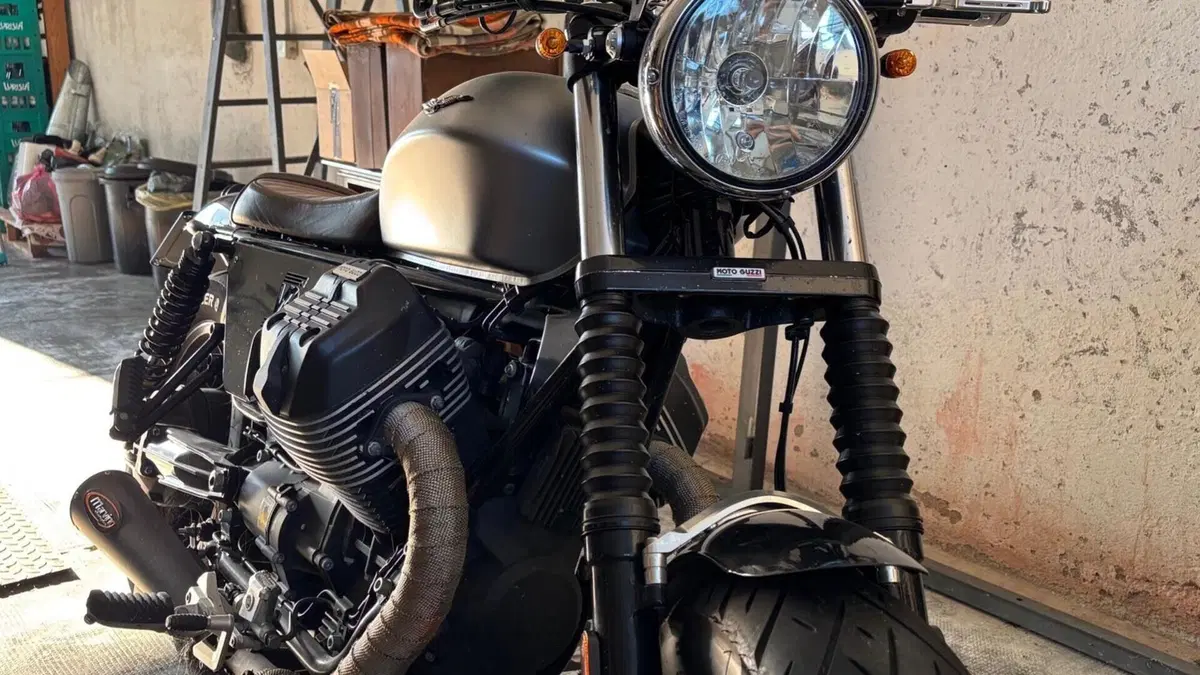 Moto Guzzi V9 Bobber (2016 - 18)  (4)
