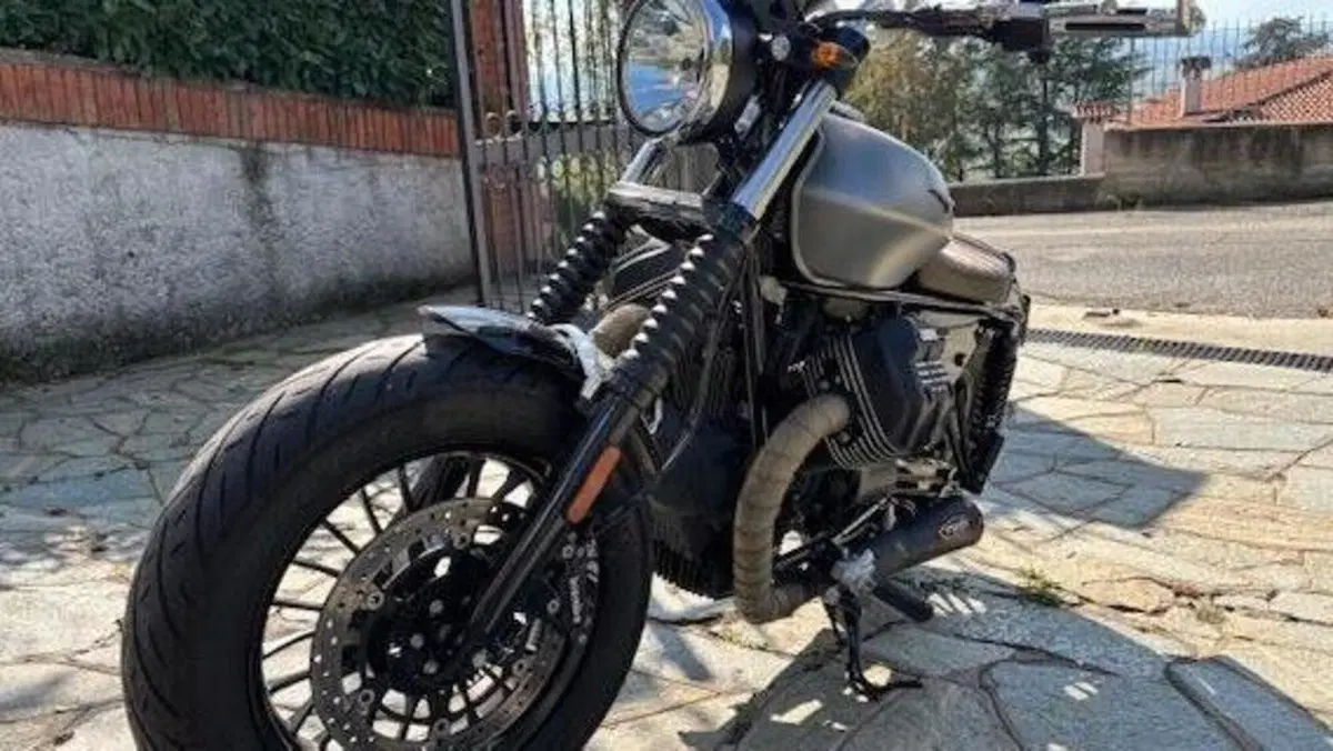 Moto Guzzi V9 Bobber (2016 - 18)  (3)