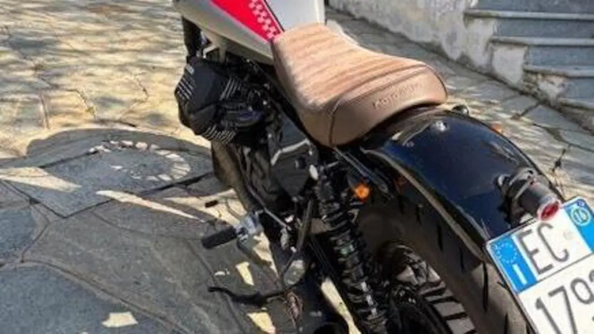 Moto Guzzi V9 Bobber (2016 - 18)  (2)