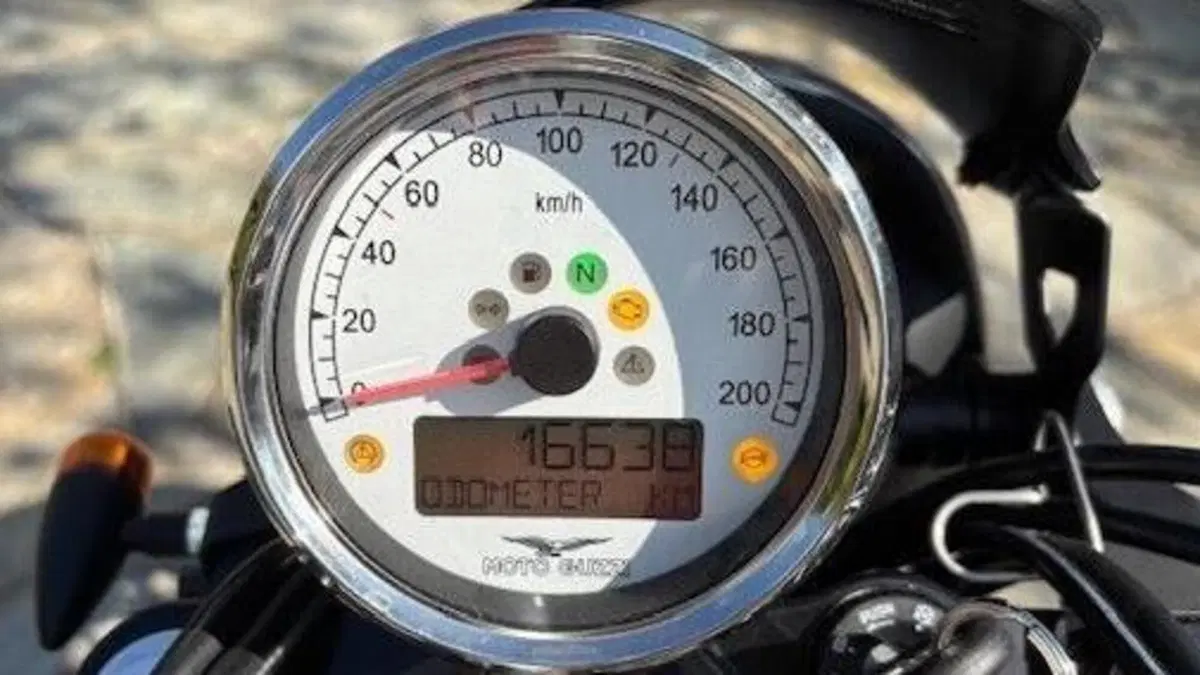 Moto Guzzi V9 Bobber (2016 - 18)  (8)
