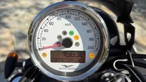 Moto Guzzi V9 Bobber (2016 - 18)  (8)