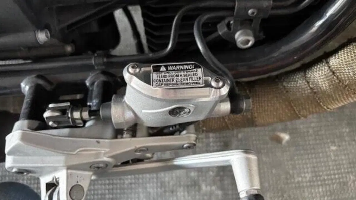 Moto Guzzi V9 Bobber (2016 - 18)  (9)