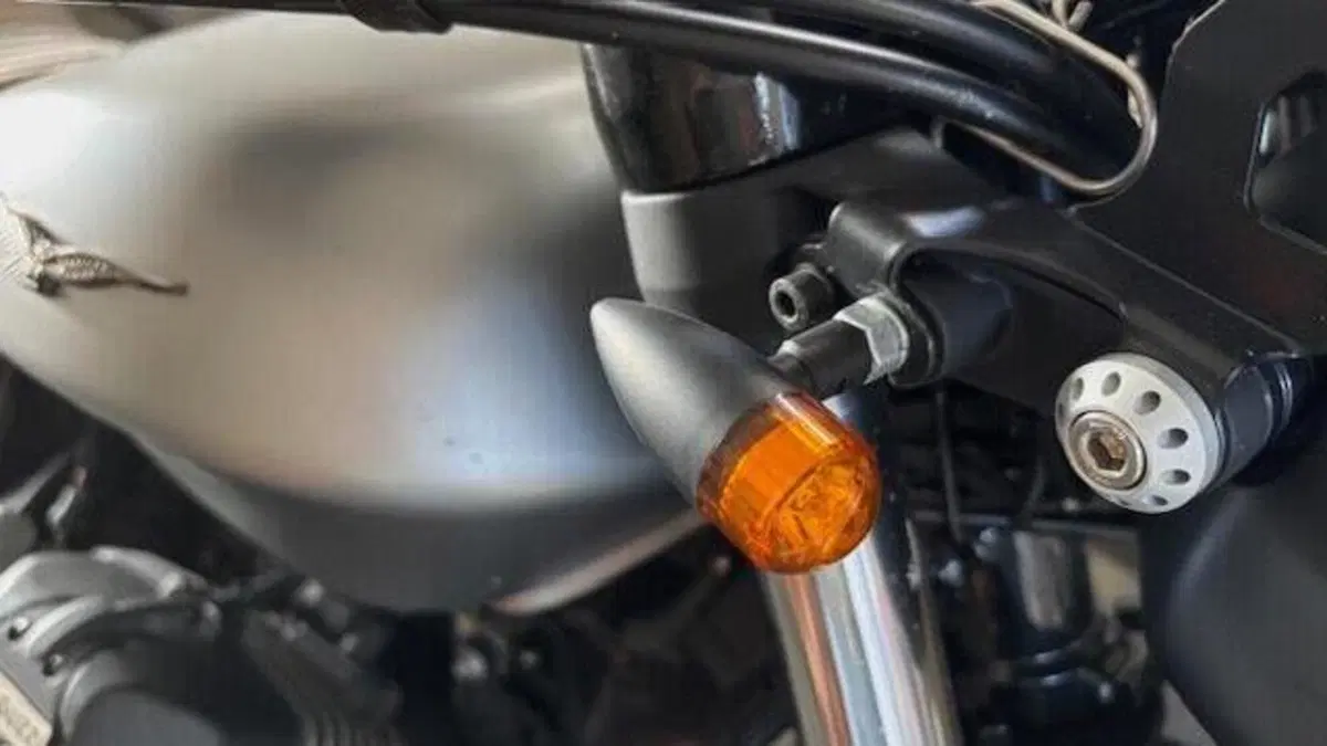 Moto Guzzi V9 Bobber (2016 - 18)  (10)