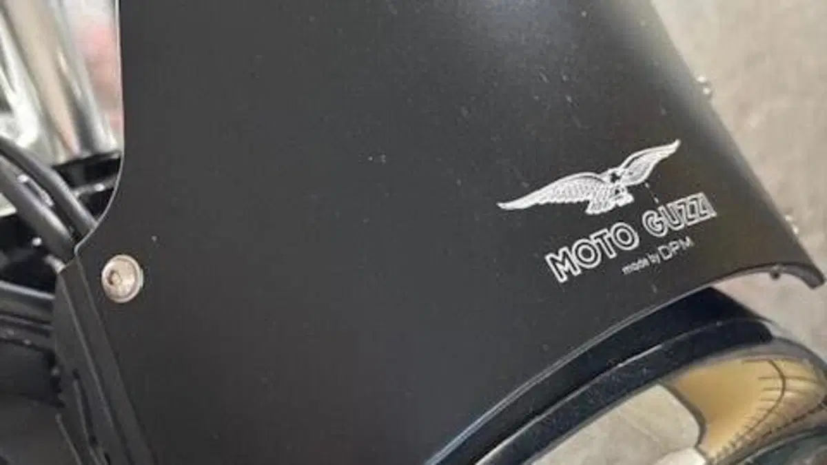 Moto Guzzi V9 Bobber (2016 - 18)  (11)