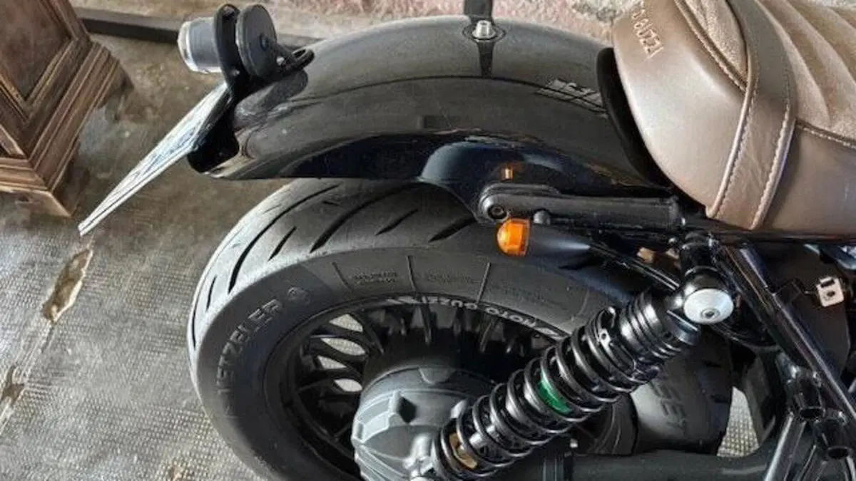 Moto Guzzi V9 Bobber (2016 - 18)  (16)
