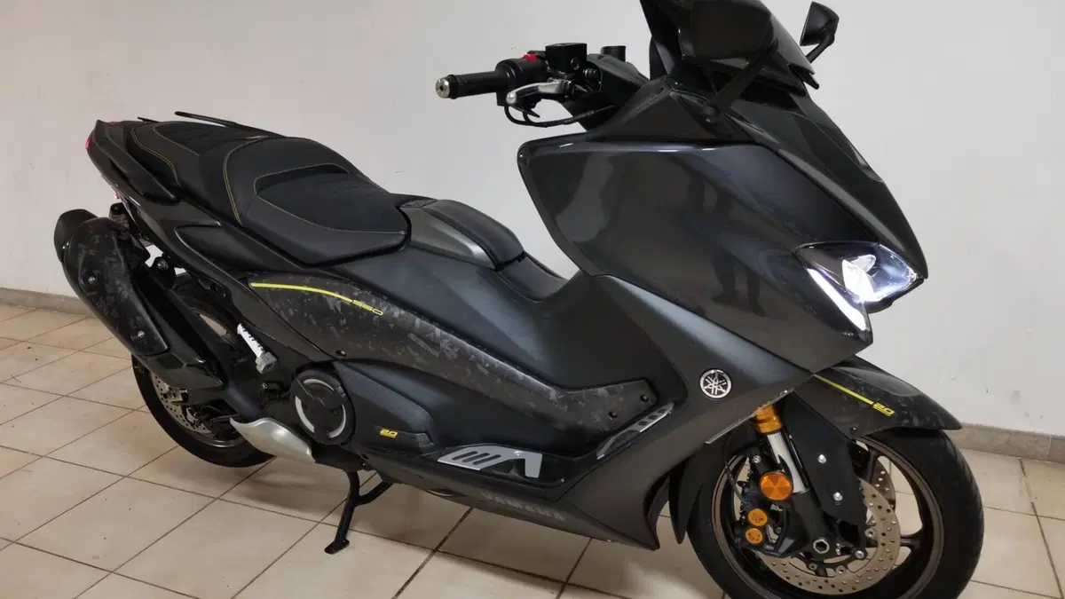 Yamaha T-Max 560 20° anniversario (2021)  (2)