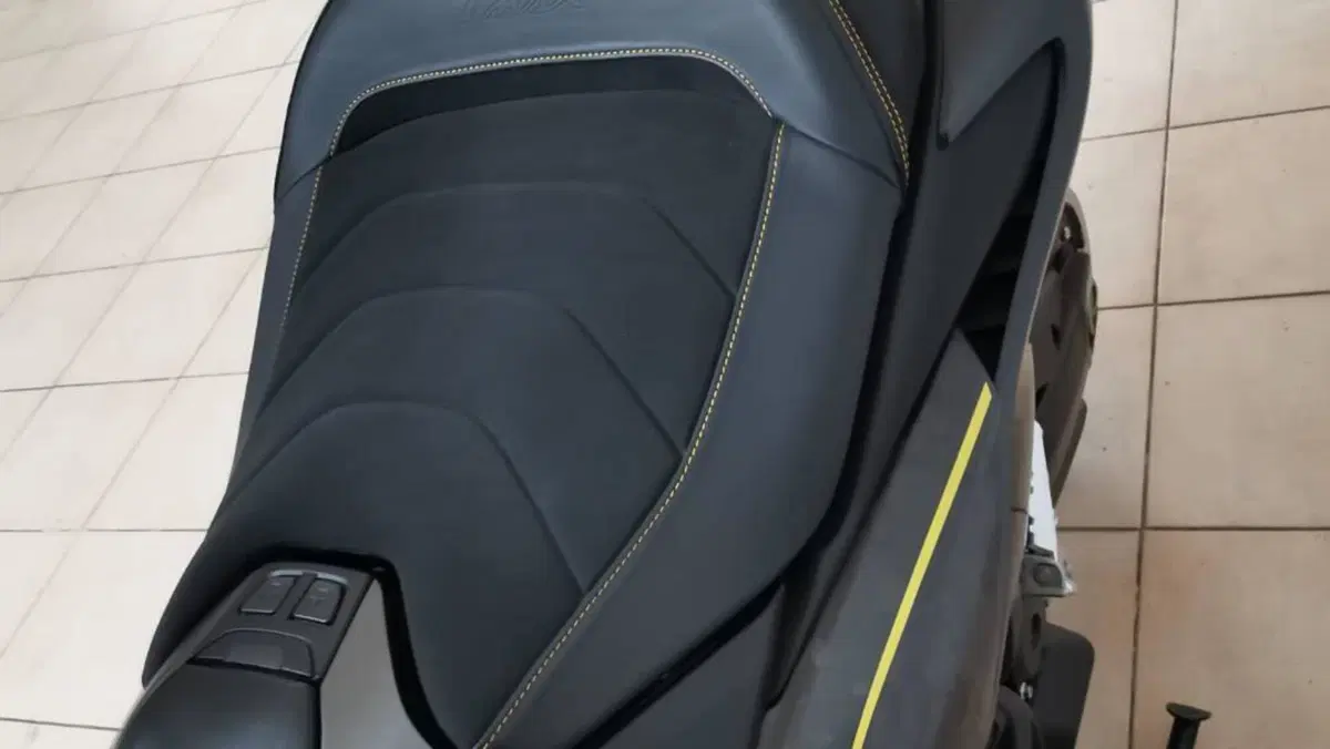 Yamaha T-Max 560 20° anniversario (2021)  (3)