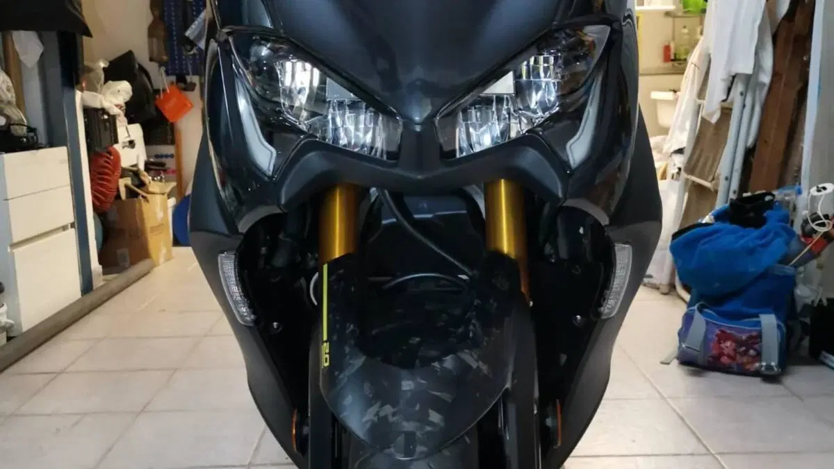 Yamaha T-Max 560 20° anniversario (2021)  (8)
