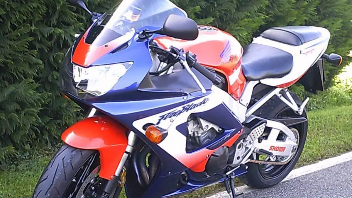 Honda CBR 900 RR Fireblade (2000 - 01)  (2)