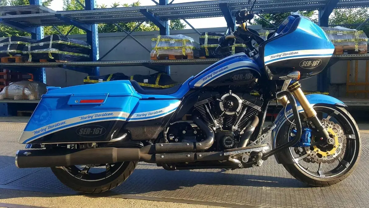 Harley-Davidson 1800 Road Glide Custom (2013) - FLTRXSE  (2)