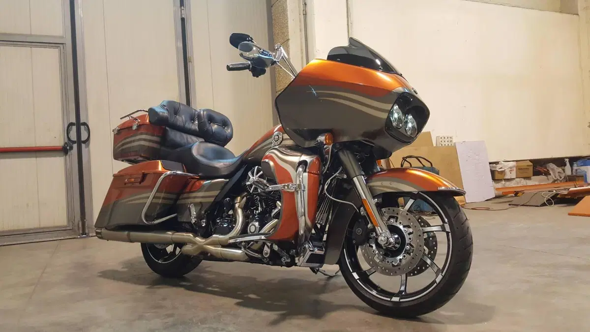 Harley-Davidson 1800 Road Glide Custom (2013) - FLTRXSE  (3)