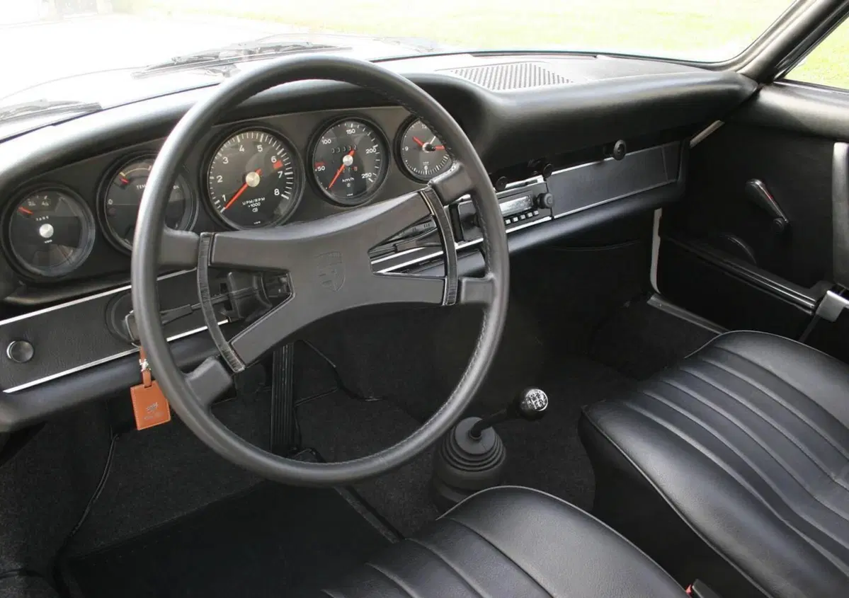 Porsche 911 T 2.4  (13)