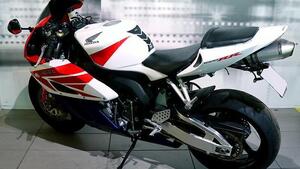 Honda CBR 1000 RR Fireblade (2004 - 05) 