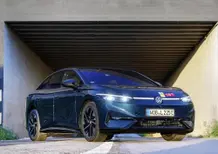 Volkswagen ID.7 in Italia fa la prova dei consumi: 941 km con una ricarica (come dire 1 litro per 100 km)