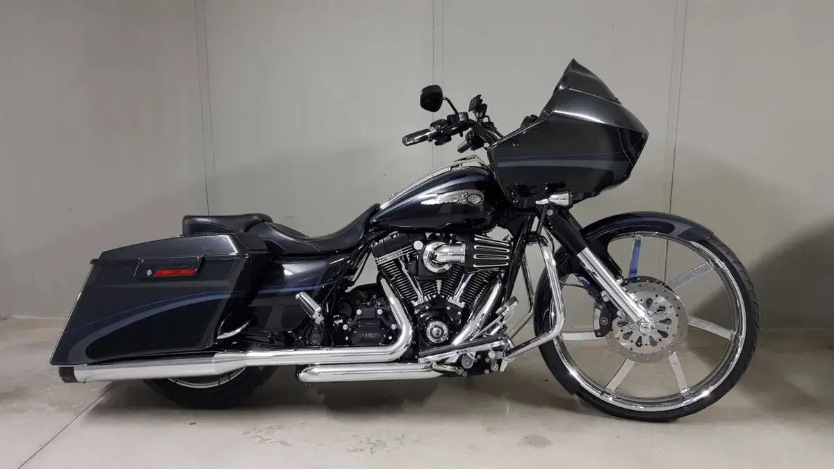 Harley-Davidson 1800 Road Glide Custom (2013) - FLTRXSE 