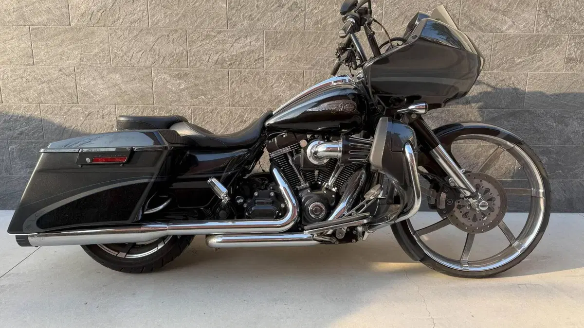 Harley-Davidson 1800 Road Glide Custom (2013) - FLTRXSE  (2)