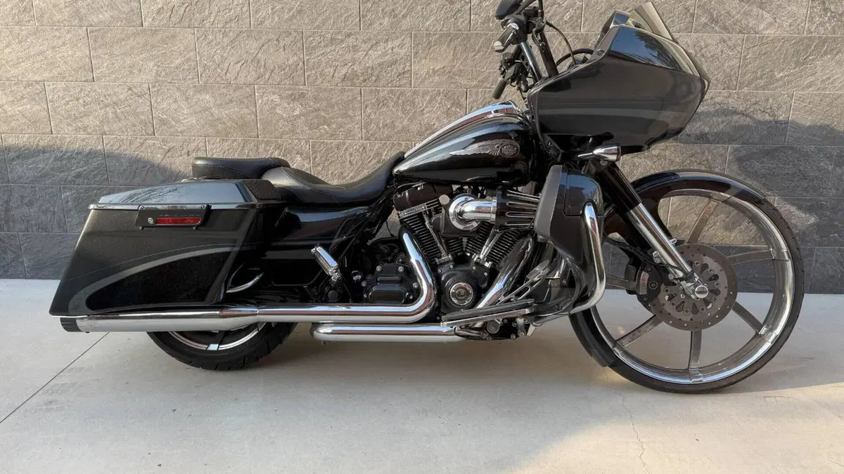 Harley-Davidson 1800 Road Glide Custom (2013) - FLTRXSE  (3)