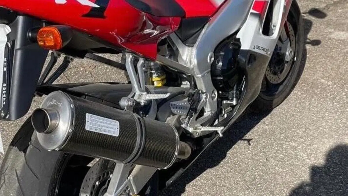 Yamaha YZF R1 (2000 - 01)  (2)