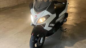 Aprilia SR Max 300 (2011 - 16) 