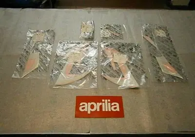 ADESIVI ANTERIORI Aprilia DECALCO SR 50 2008 KIT ANTERIORI - Annuncio 6450691