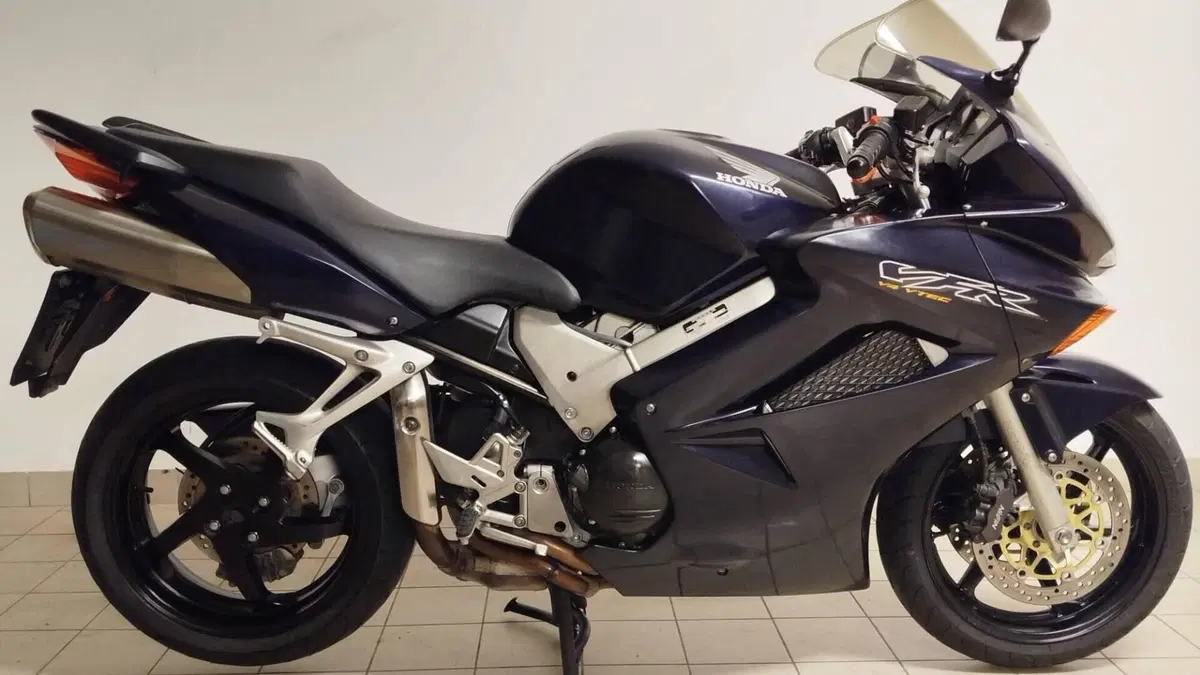 Honda VFR 800 (2002 - 05) 