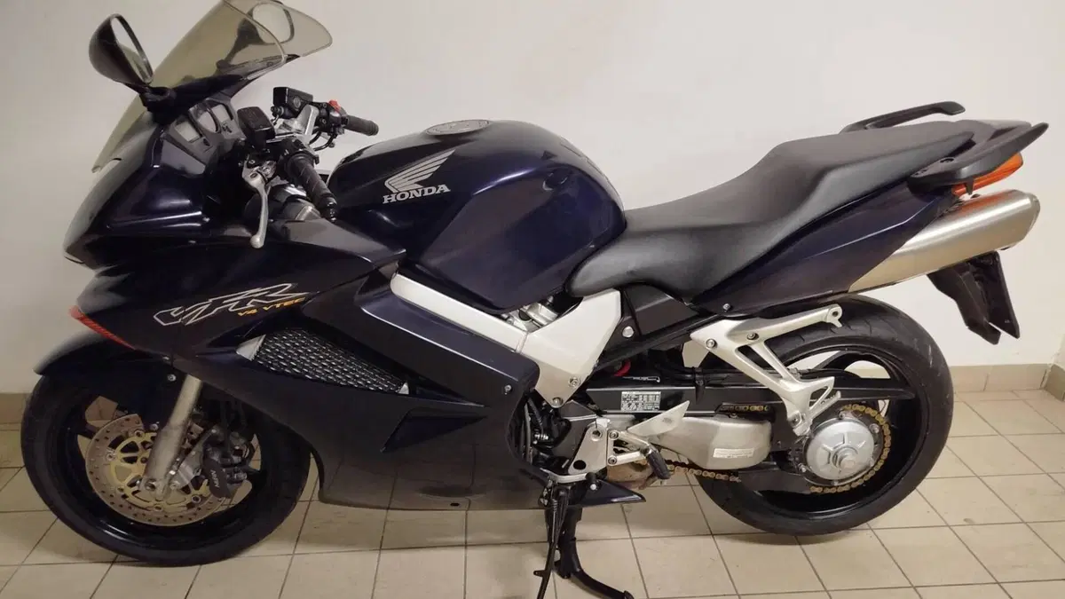 Honda VFR 800 (2002 - 05)  (2)