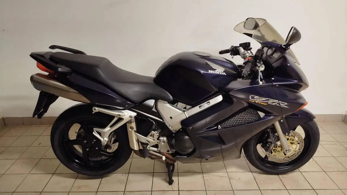 Honda VFR 800 (2002 - 05)  (3)