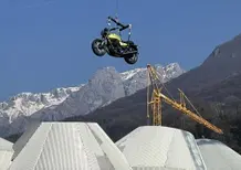Che cosa ci fa una Moto Guzzi V7 sospesa nei cieli di Mandello?
