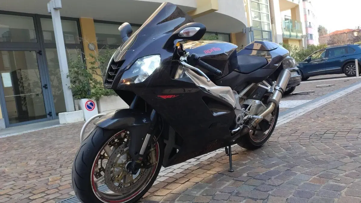 Aprilia RSV 1000 R Factory (2006 - 09)  (2)