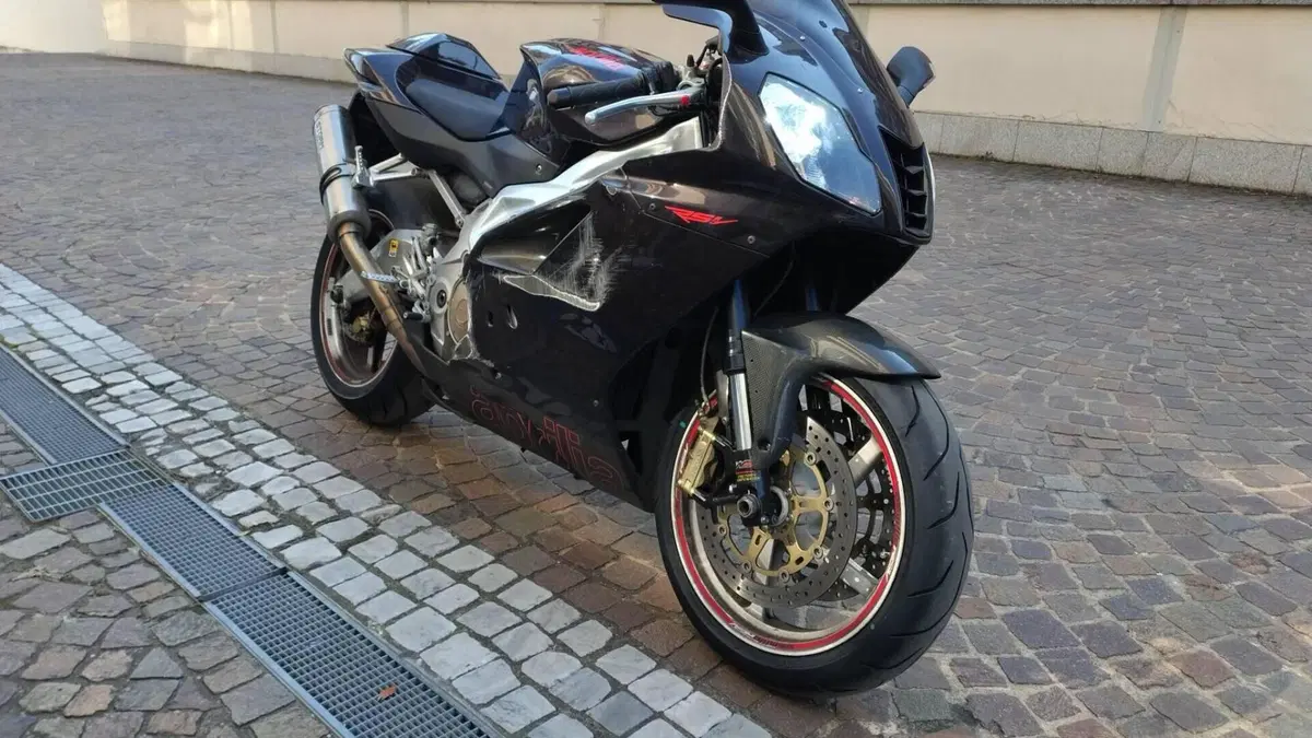 Aprilia RSV 1000 R Factory (2006 - 09)  (8)