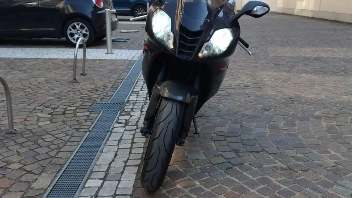 Aprilia RSV 1000 R Factory (2006 - 09)  (9)