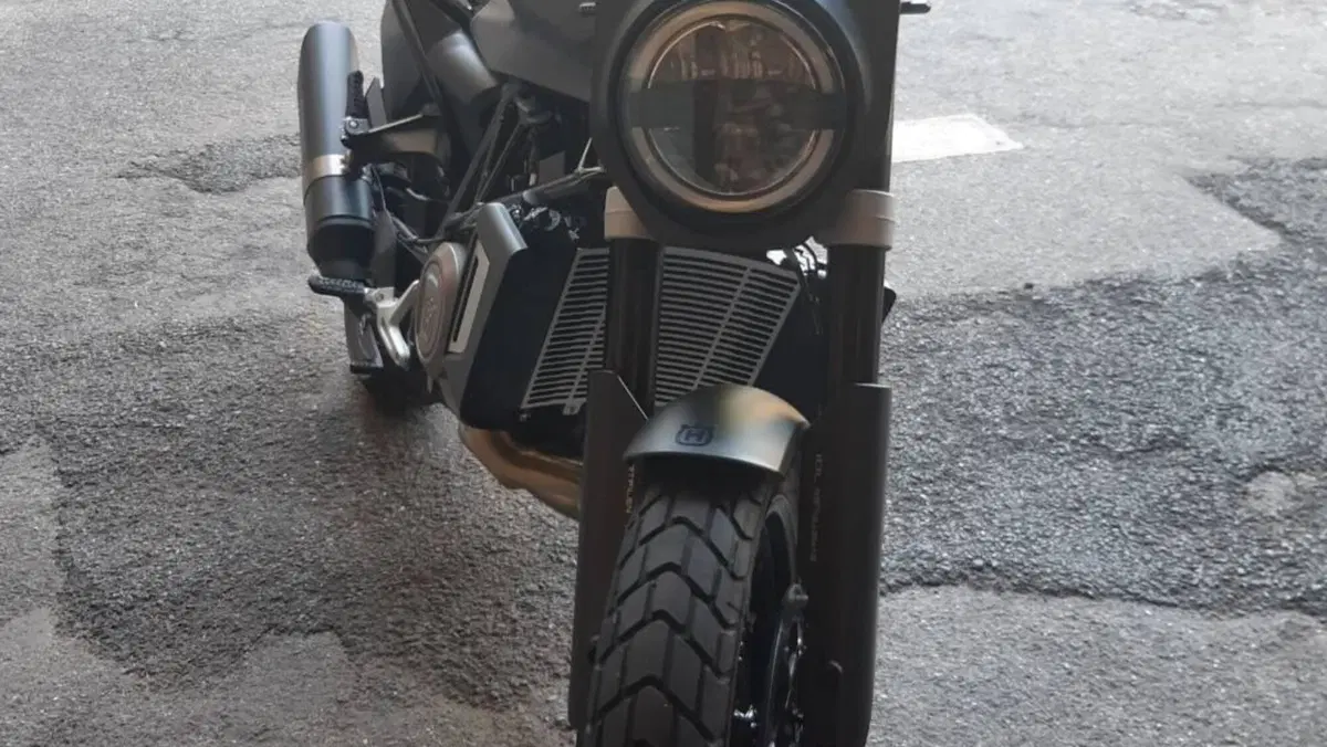 Husqvarna Svartpilen 701 (2020)  (2)