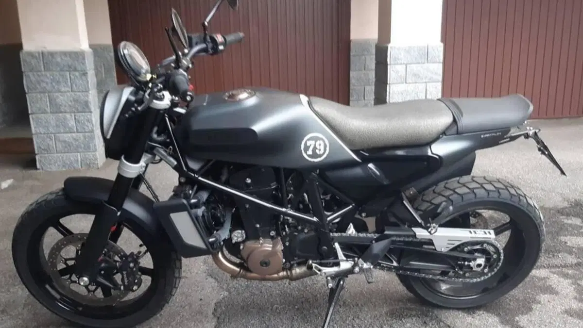 Husqvarna Svartpilen 701 (2020)  (4)