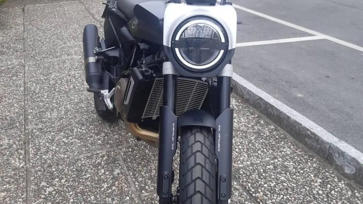 Husqvarna Svartpilen 701 (2020)  (5)
