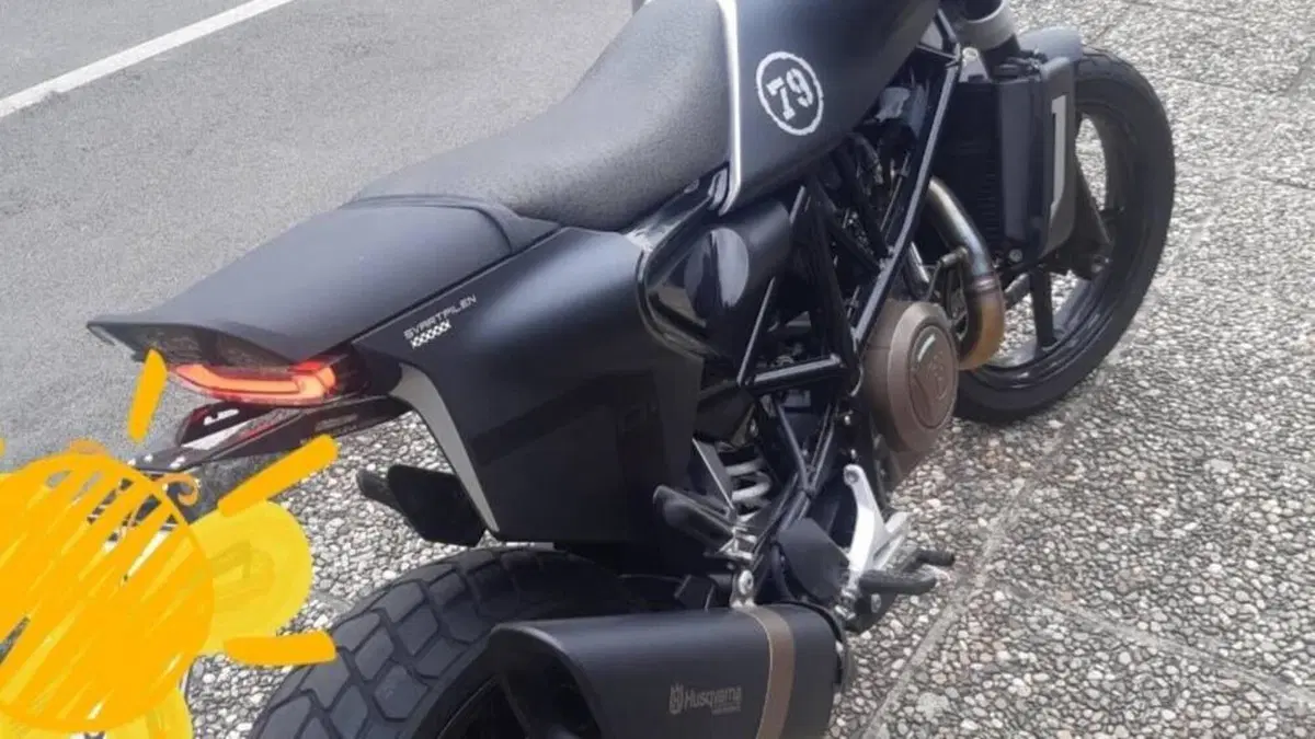 Husqvarna Svartpilen 701 (2020)  (6)