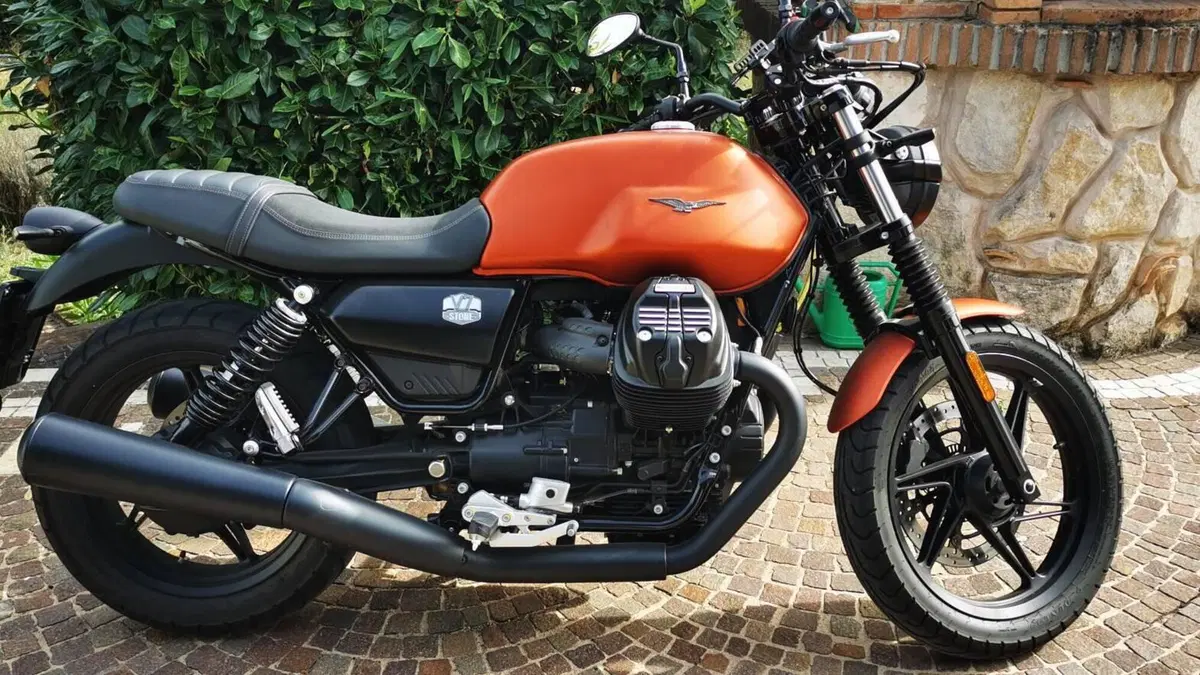 Moto Guzzi V7 Stone (2021 - 24)  (2)