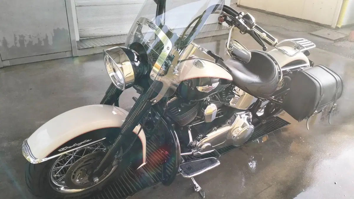 Harley-Davidson 1690 Deluxe ABS (2011 - 16) - FLSTN  (4)